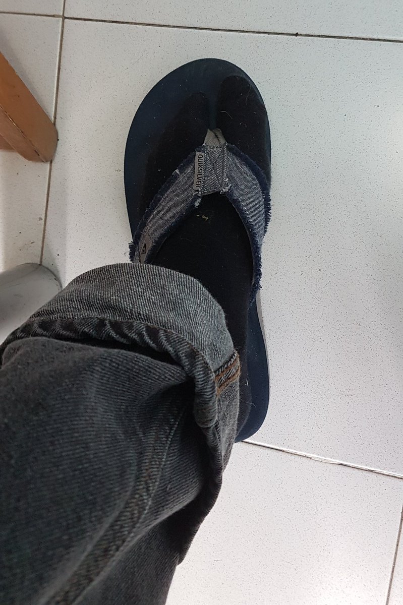 Apez140's tweet photo. ¿Qué Os dije Mundo ?.
Los Grises tornan por sus fueros y cubren el Sol, qué tímido, antes se mostraba.
La mañana transcurre evanescente, Mi #Propulsor de #Babor me está matando y #ElDolor #CompañeroInseparable especialmente revoltoso.
Sí me dijeran de #Amputar, ni dudaría.🧚♂️🕶 https://t.co/CtcW952okB