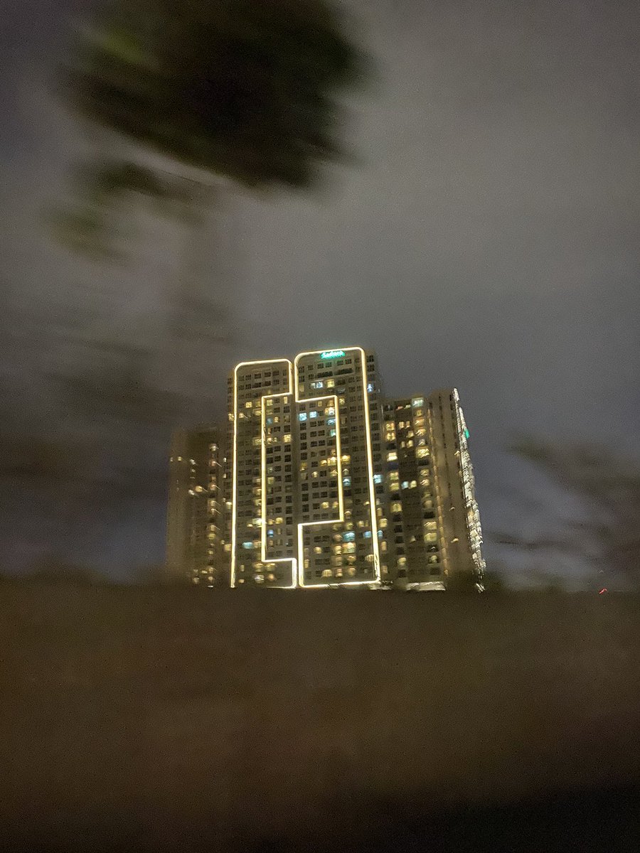 vnshocker's tweet image. ホーチミンにはこのようなライトで縁取られた高層マンションが多い。

有名なランドマーク81も派手派手しいので、派手にするイコールお金のようなイメージがあるのかもしれません。