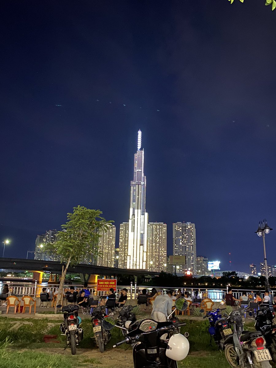 vnshocker's tweet image. ホーチミンにはこのようなライトで縁取られた高層マンションが多い。

有名なランドマーク81も派手派手しいので、派手にするイコールお金のようなイメージがあるのかもしれません。