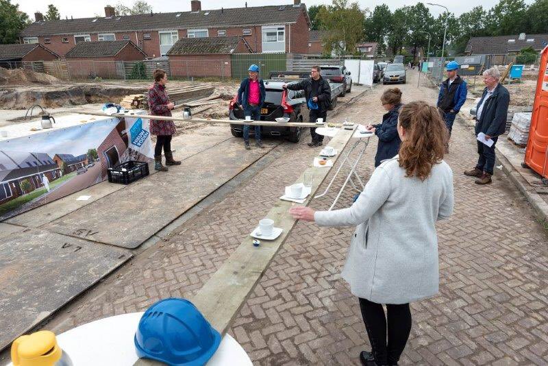 EBorstlap's tweet image. Ondanks Corona gaan de nieuwbouw werkzaamheden bij @woonborg door. Gisteren gaf dhr. De Vries, een van de bewoners, samen met wethouder @Kirsten Ipema de start voor de nieuwbouw van 36 woningen in Nieuw-Roden door aannemer @hunebouw #1.5mproof