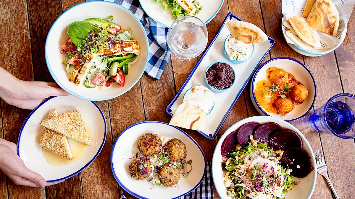 EntertainerZA's tweet image. Look yiro, guys! Mythos Greek Restaurants, Joburg + Durbs, are on the app and waiting to serve you some DELISH yiros 🤤