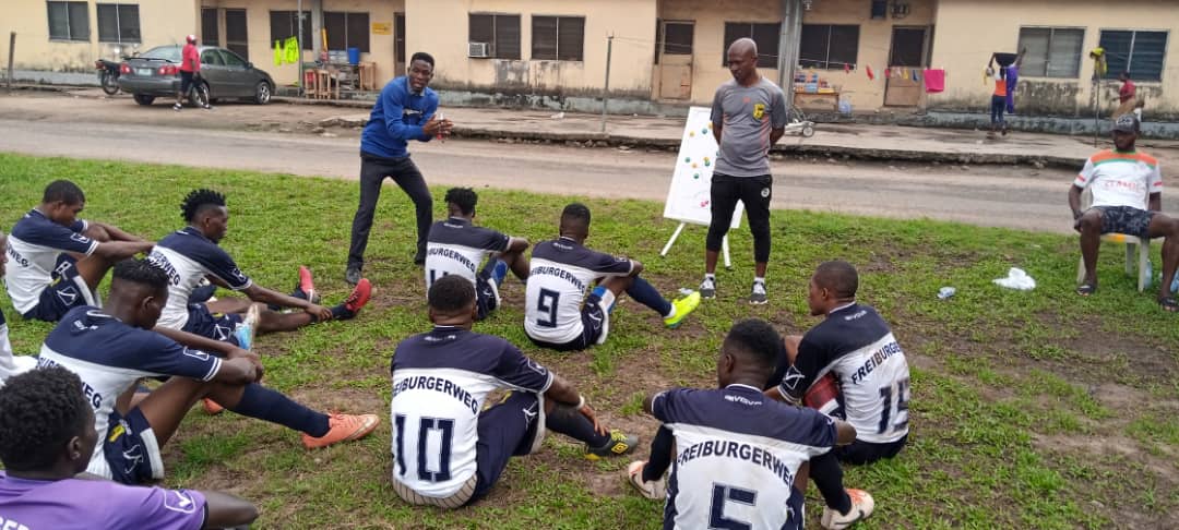 Frieburgerwegfa's tweet photo. Our coach @Coachayere always dishing in details 
More are expected of us at the commencement of the league season @SurulereLeague 

#WeAreFreiburgerwegFa 

@Eko_Football @SportExclusive2 @NLFootballNGR @ELEGBETETVRADIO https://t.co/GEQgdqOMyY