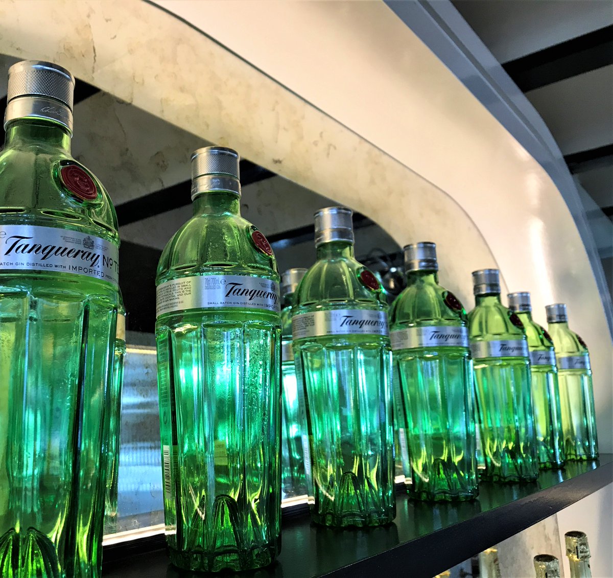 Comienza el fin de semana con unas copas, en Casa Lobo
#CasaLobo #drinks #glasses #cheers #green #foodie