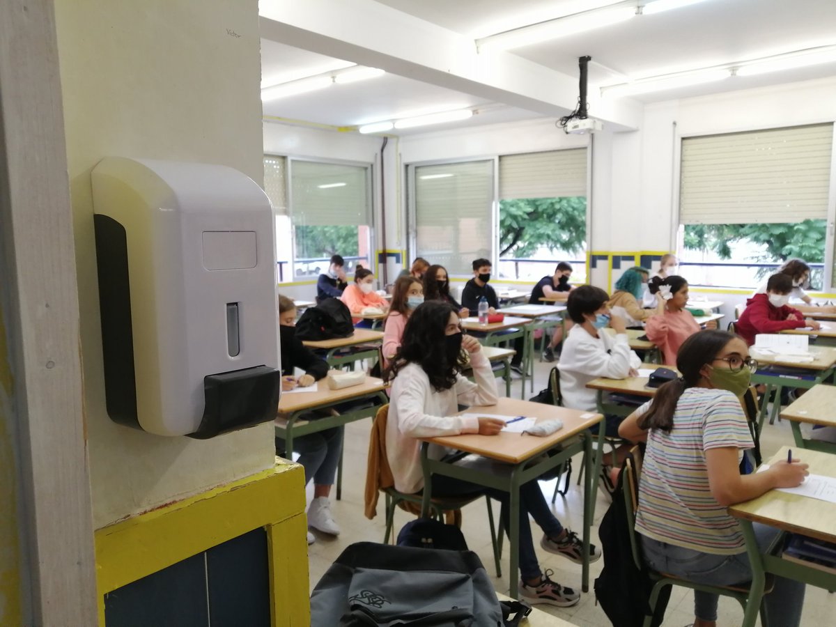e_puigcerver's tweet photo. Ens prenem molt seriosament la nostra seguretat. 😷

Tenim una cinquantena de punts amb gel hidroalcohòlic: aules, tallers, secretaria, menjador, gimnàs, biblioteca. 🧼

Ens rentem les mans 🧽 a l'entrar i al sortir de l'aula, entre classe i classe i sempre que sigui necessari! https://t.co/7aGlD5ufuf