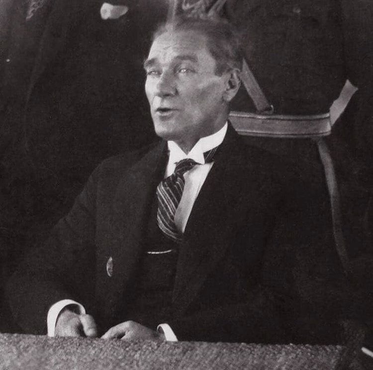 “Şayet bir gün, çaresiz kalırsanız, bir kurtarıcı beklemeyin. Kurtarıcı kendiniz olun.” 

• #MustafaKemalAtatürk