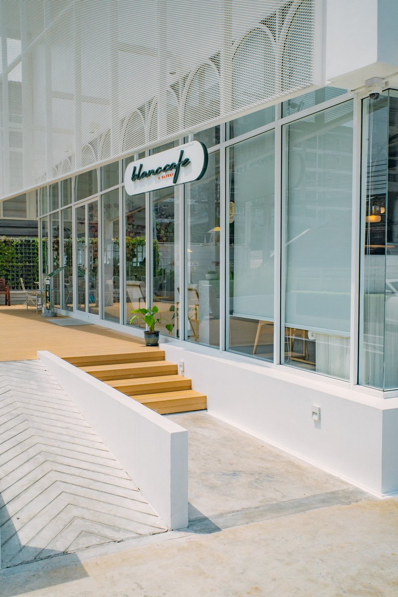 TastesCo's tweet photo. คาเฟ่เปิดใหม่ Blanc Cafe &amp; Eatery ตกแต่งโทนสีขาวสบายตา เรียบหรูดูมินิมอล ถ่ายรูปเป๊ะปัง #Tastesมาบอก ร้านอยู่ในซอยศรีนครินทร์ 5 เมนู Apple &amp; Kiwi Yogurt Smoothie กับ Blanc Matcha Brown Sugar Jelly อร่อยแบบประทับใจ ชีสเค้กก็ดีงาม ตามไปด่วนๆ จ้า #รีวิวคาเฟ่ #อร่อยไปแดก #อร่อยบอกต่อ https://t.co/J76CHr1jnP