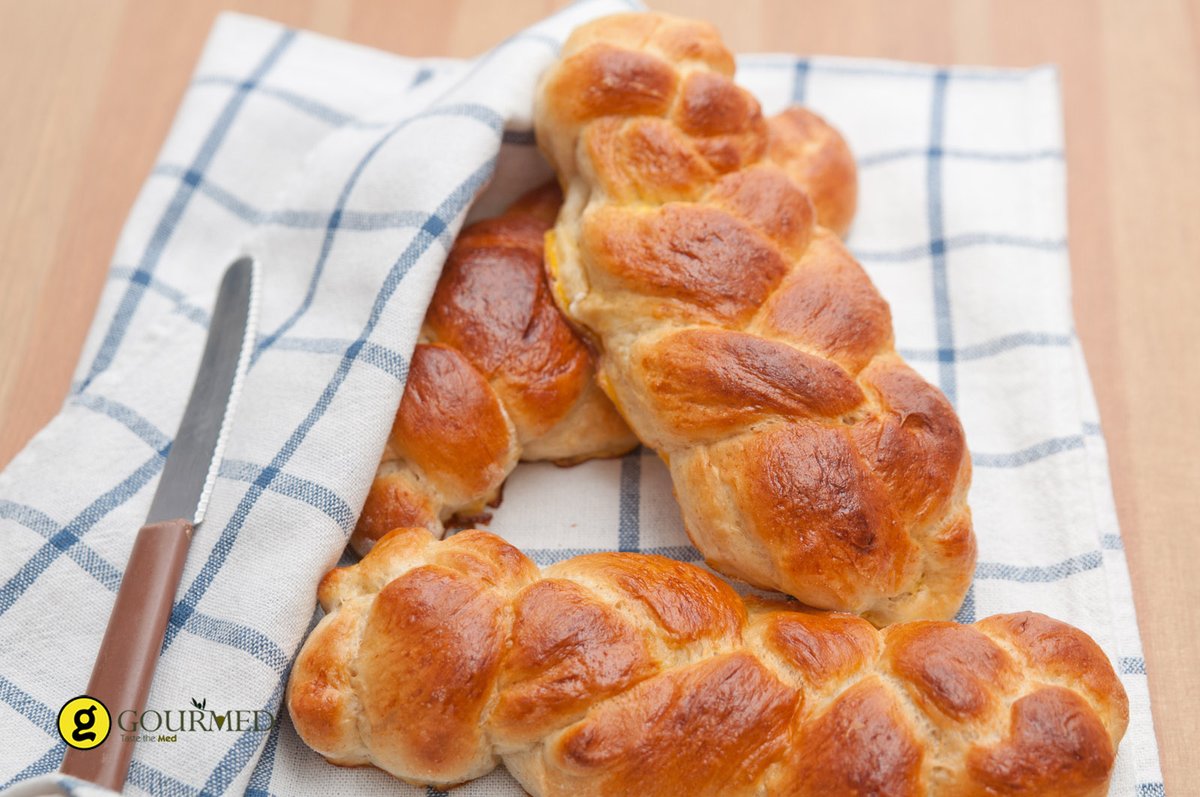 Bonus: Τσουρέκι (sweet bread, kinda like brioche/ Tsoureki)