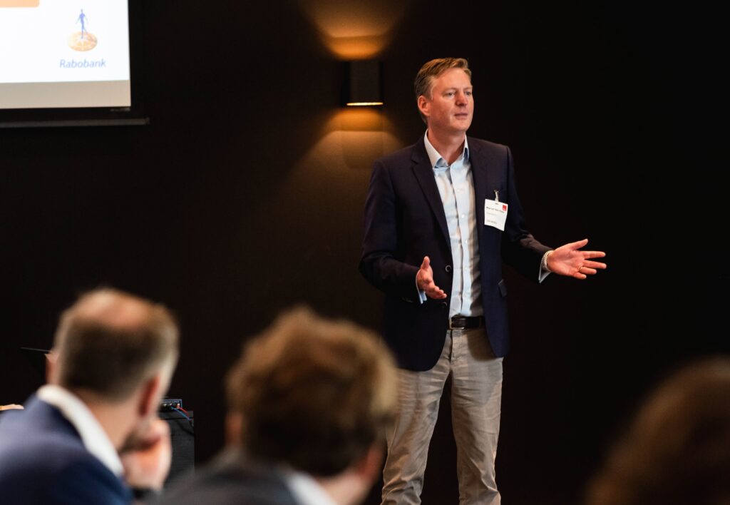 InnovationSpot3's tweet photo. Hoe krijg je werknemers mee in #innovatie? 

Marcel Gerritsen, Directeur Strategie &amp; Innovatie @Rabobank sprak erover tijdens #FMDAG 2020 

https://t.co/OAVkfGCMAo https://t.co/6QrVgs9tC8