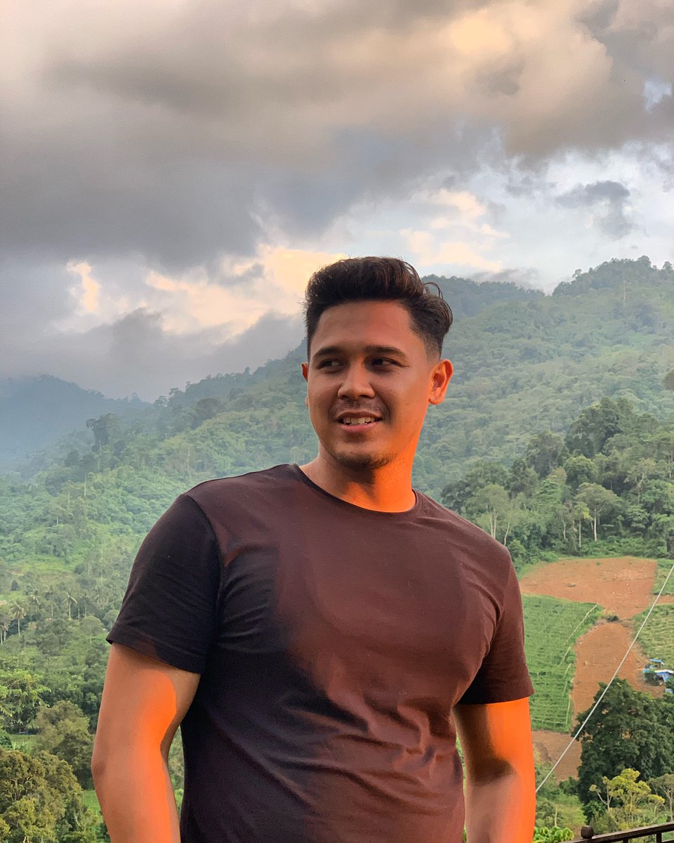 AmeerulAsyraf's tweet photo. Jangan lupa guyss saksikan saya dalam Drama Umar Hatta Episod Akhir pukul 6 petang di saluran @salamhd113 terbitan @a_aidaproduction @a.aidaproductionsdnbhd
#UmarHatta #AaidaProduction #SalamHD #Ammar #AmeerulAsyraf #Alhamdulillah https://t.co/VDjINc0nL4