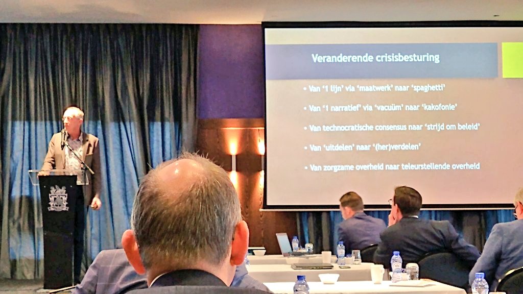 JSJohanPeters's tweet photo. Ds. W. Visscher, Paul 't Hart en Jelle Jolles spreken op de #schoolleidersdag2020 van @VGSnieuws en @driestaroa. 
"De school na(ar) de crisis" https://t.co/v49upWZ57s