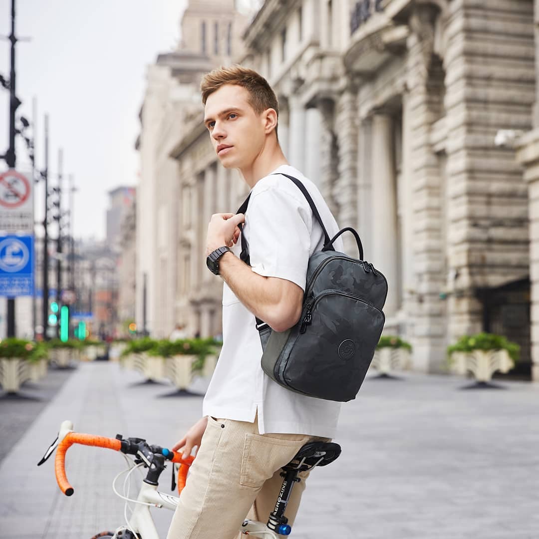 kiplingph's tweet image. Travel within your city using #SeoulAir that lets you roam around comfortably while carrying your important stuff. Has a padded laptop or tablet compartment too. Get this at your favorite Kipling shop.

#LiveLight 
#KiplingLiveLight 
#Kipling
#StaySafe
#StayStrong 
#StayHealthy