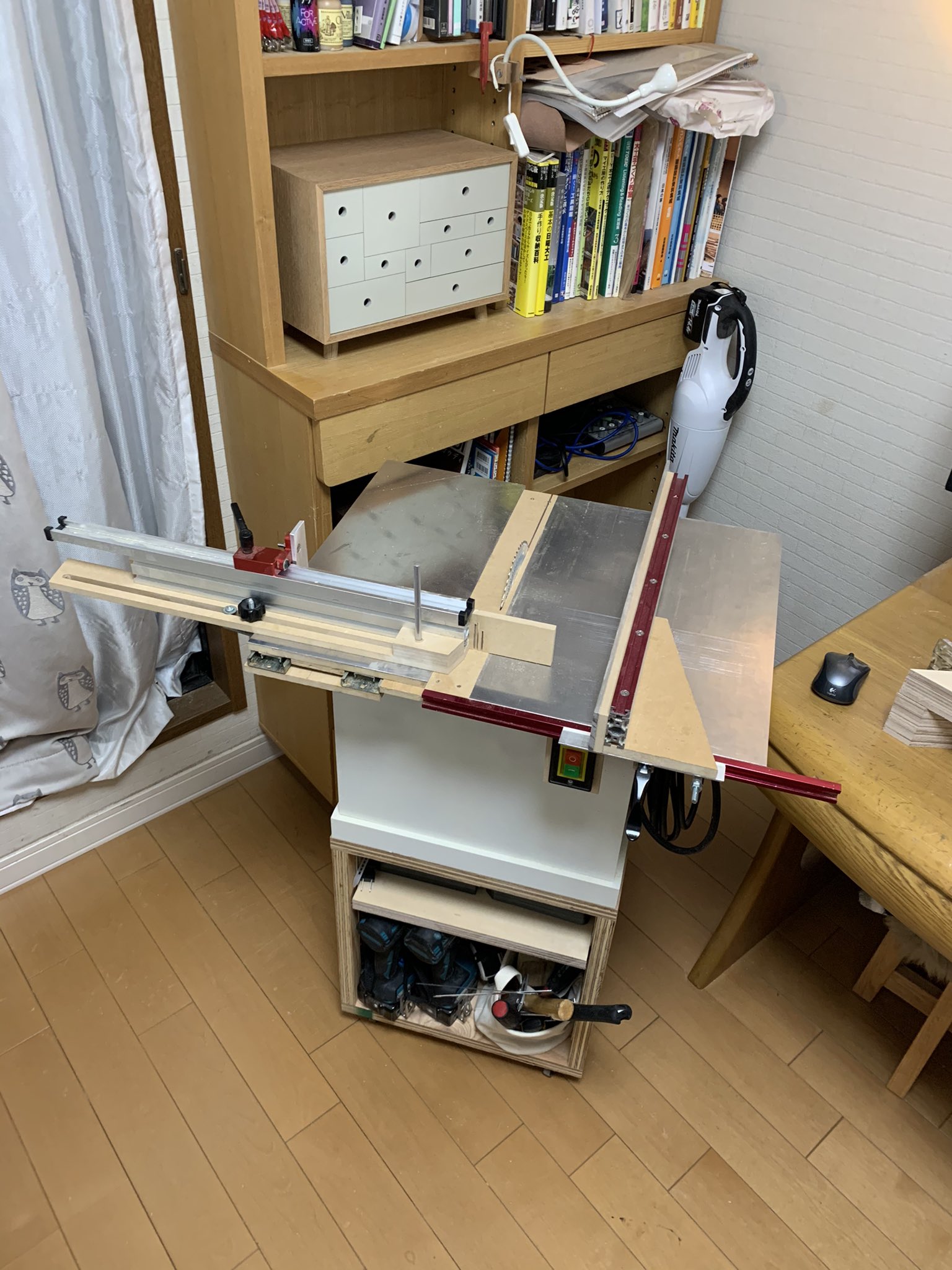 長央 尚真 テーブルソー 昇降版 は完全自作 引き出し用のレールを改造したスライドテーブルでクロスカットとリップカットを同時にこなす 丸ノコはマキタのacブラシレスタイプで騒音も掃除機程度で近所迷惑にならない優れもの T Co 長央 尚真 テーブルソー 昇降版 は完全自作 引き出し用のレールを改造したスライドテーブルでクロスカットとリップカットを同時にこなす 丸ノコはマキタのacブラシレスタイプで騒音も掃除機程度で近所迷惑にならない優れもの T Co