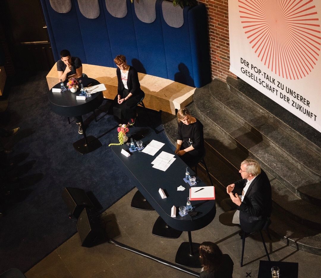 📸Fotos vom gestrigen Auftakt des #NewFallForum im PONG / <a href="/NRW_FORUM/">NRW-Forum Düsseldorf</a> #Düsseldorf. Talk verpasst? Hier geht's zum Stream: dringeblieben.de/videos/mitten-… Heute um 19 Uhr geht es spannend weiter mit dem Panel "Tabubruch als Provokation – Antisemitismus im Hip-Hop"
