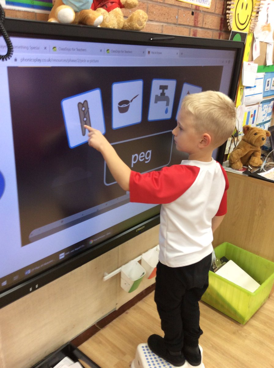 ClassRAspull's tweet image. We are getting really good at recognising sounds and beginning to blend #acpseyfs #eyfsphonics