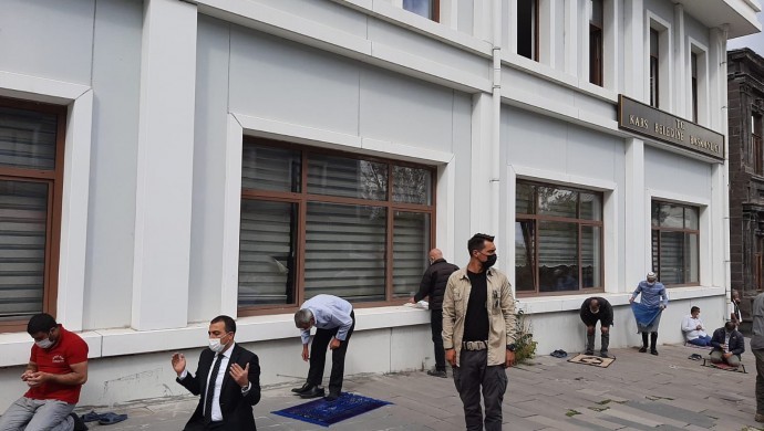 Kars Belediyesi’ne kayyım olarak atanan Vali Türker Öksüz, ilk iş olarak belediye önünde Cuma namazı kıldı. Allah Kabul etmesin zulmünüzü...