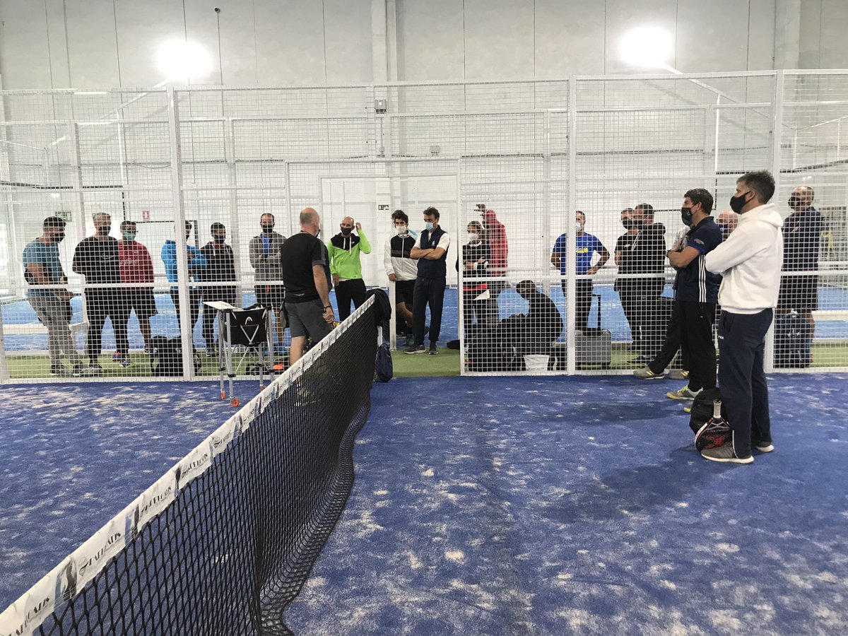FCatalanaPadel's tweet photo. #FormacioFCdP
TÈCNICA: ORGANITZACIÓ D’UNA SESSIÓ / EXERCICIS A PISTA.
🗣 @EchegarayM
Comença la 2a part de la formació.
Baixem a les pistes de @BarberaPadelBPI per seguir aprenent.
#Pàdel #Català #MésPàdelQueMai https://t.co/xmgn4qcP2V