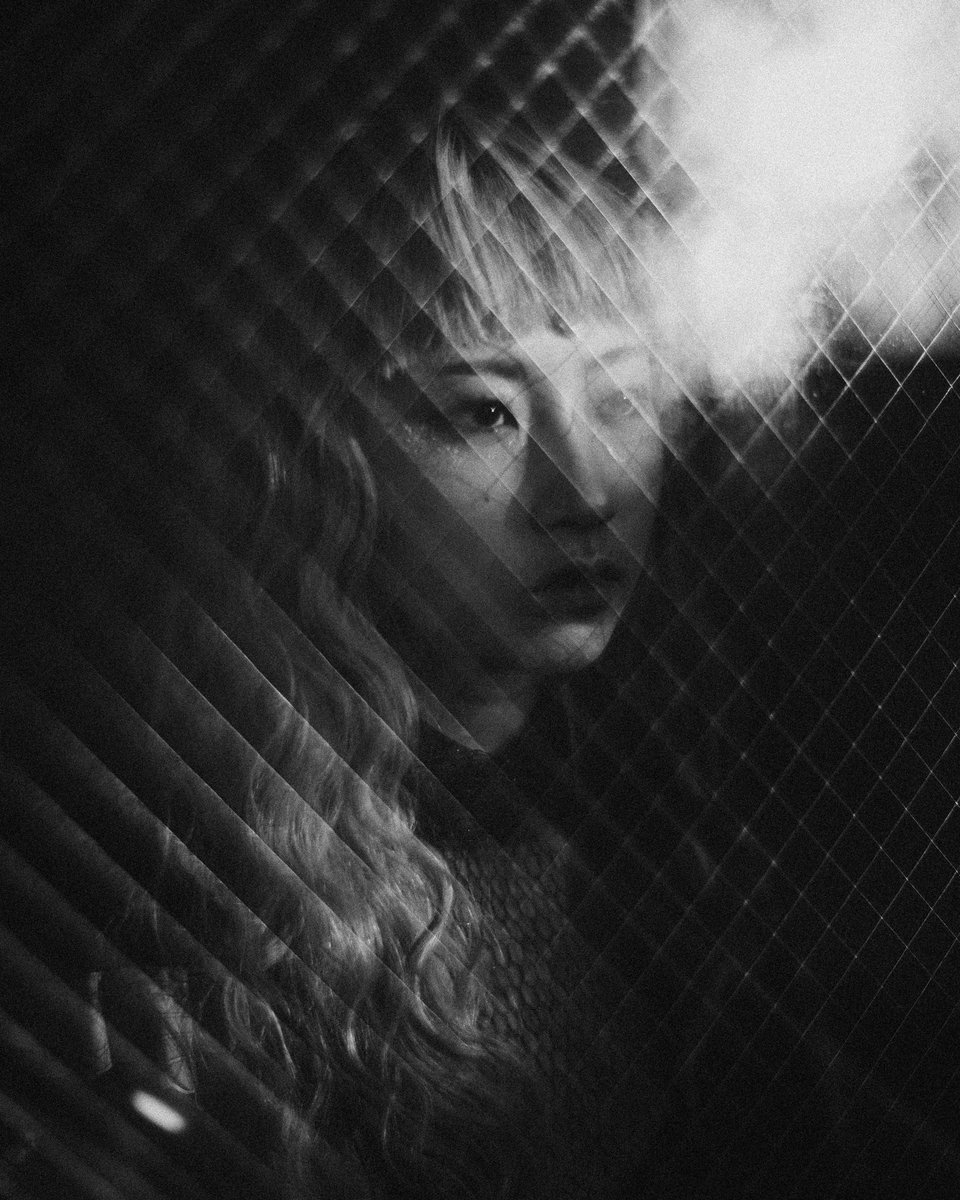tips memotret BW, 

cari sumber cahaya yang terbatas yang hanya sedikit menyinari manusia yang ingin kita foto.

dijamin pasti dark and moody.