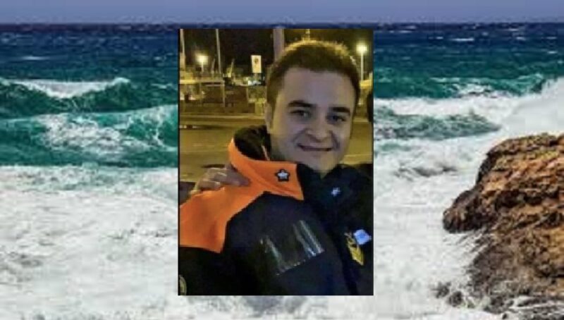 riktroiani's tweet photo. Commozione a #Milazzo per l'ultimo saluto al sottufficiale Aurelio #Visalli, deceduto in mare durante una generosa operazione di salvataggio.
La moglie: "Mandato a morire dallo Stato, senza attrezzatura".
Ti rendo omaggio, Eroe. https://t.co/sp4jRzCDu6