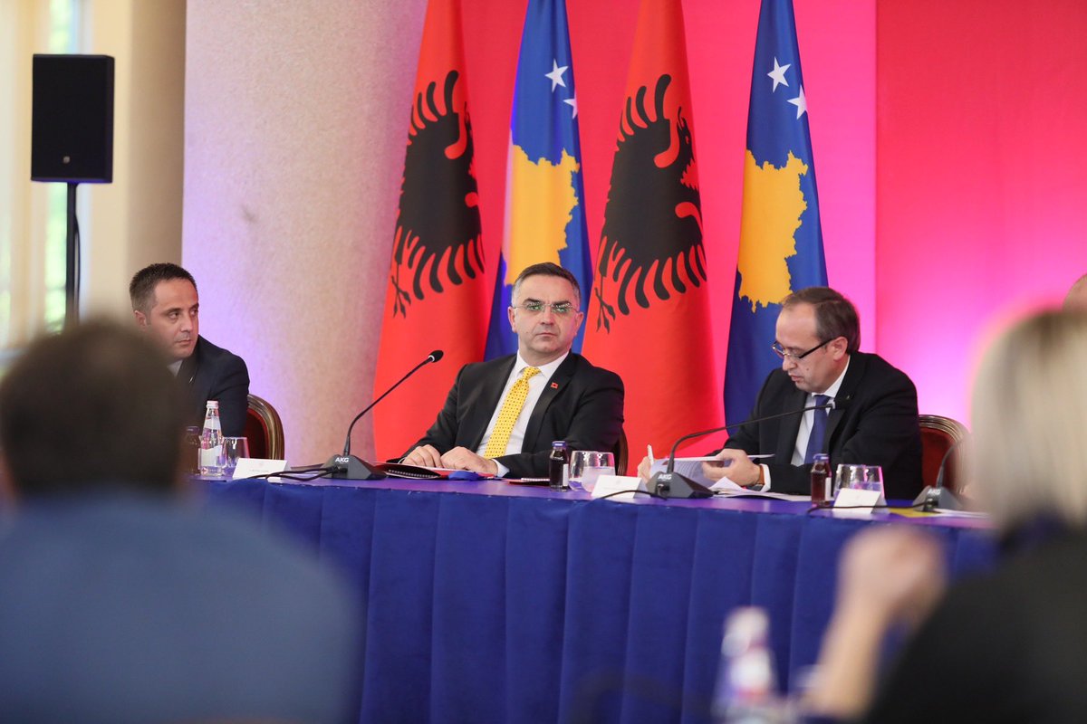 besnik_tahiri's tweet image. At mtg of 2 Govs 🇦🇱&amp;amp;🇽🇰, 13 inter-state agrmts and protocols were signed. Aimed at promoting institutional, cultural, social &amp;amp; economic coop. Commitment to take 1st steps through #CongressofLocalAuthorities. 
#Together #withoutborders, for our municipalities &amp;amp; counties🇦🇱🇽🇰