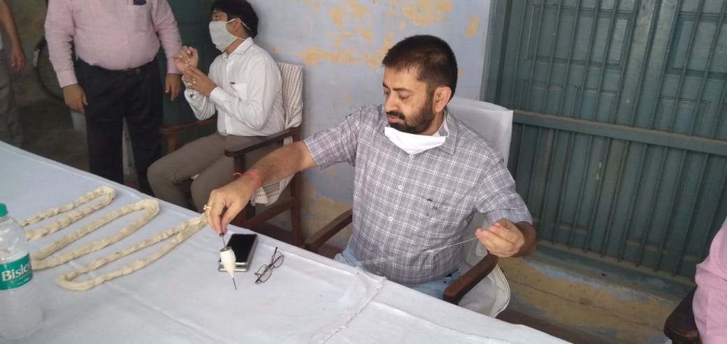DMFarrukhabadUP's tweet photo. राष्ट्रपिता महात्मा गांधी जी की 150वीं जयंती के अवसर पर जिलाधिकारी मानवेन्द्र सिंह की अध्यक्षता में चरखा कताई कार्यक्रम का आयोजन श्री गांधी आश्रम उत्पत्ति केन्द्र मदारवाड़ी फर्रूखाबाद में हुआ सम्पन्न। जिलाधिकारी एवं मुख्य विकास अधिकारी ने स्वयं चरखा चलाकर धागे की कताई की। https://t.co/miXckBQR7T