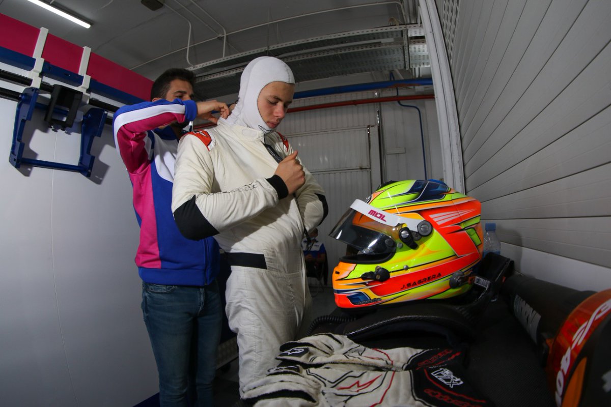 Hay que cuidar hasta el último detalle antes de salir a pista. 💫

#MOLRacing #F4Spain #Formula4