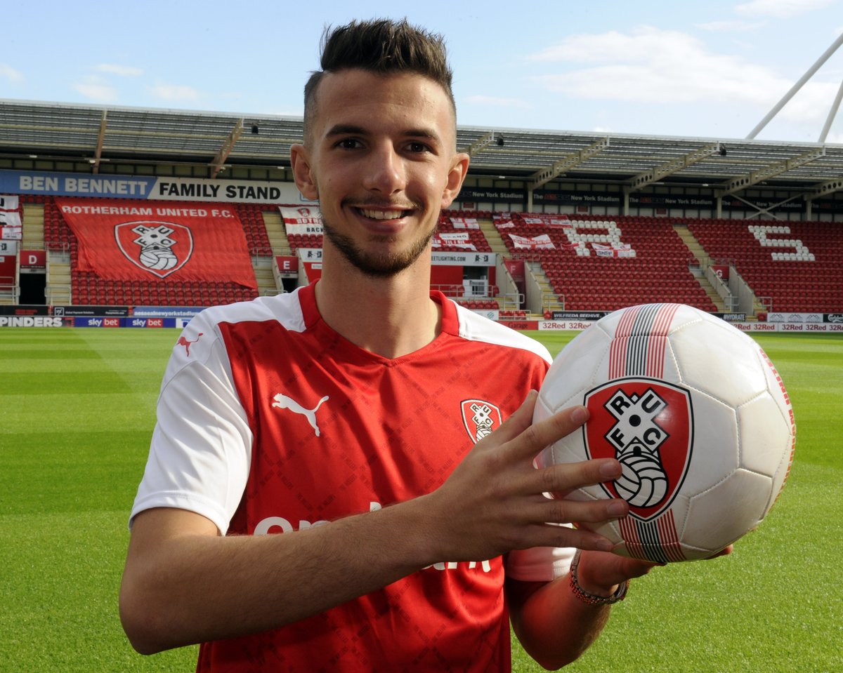 RotherhamUnited's tweet photo. 📷| Doesn't he just look right in red and white? 😍

#rufc | #ForeverTogetherForeverProud https://t.co/wNOQ7qeT8c