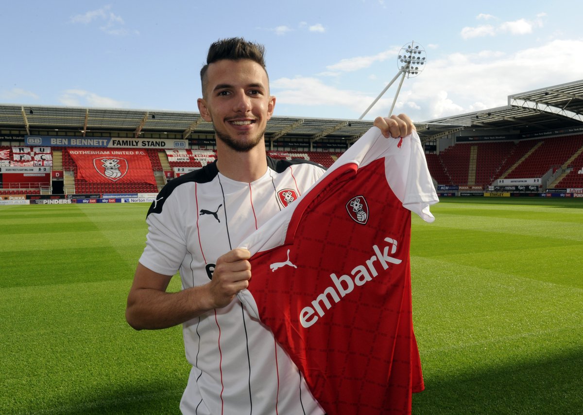 RotherhamUnited's tweet photo. 📷| Doesn't he just look right in red and white? 😍

#rufc | #ForeverTogetherForeverProud https://t.co/wNOQ7qeT8c
