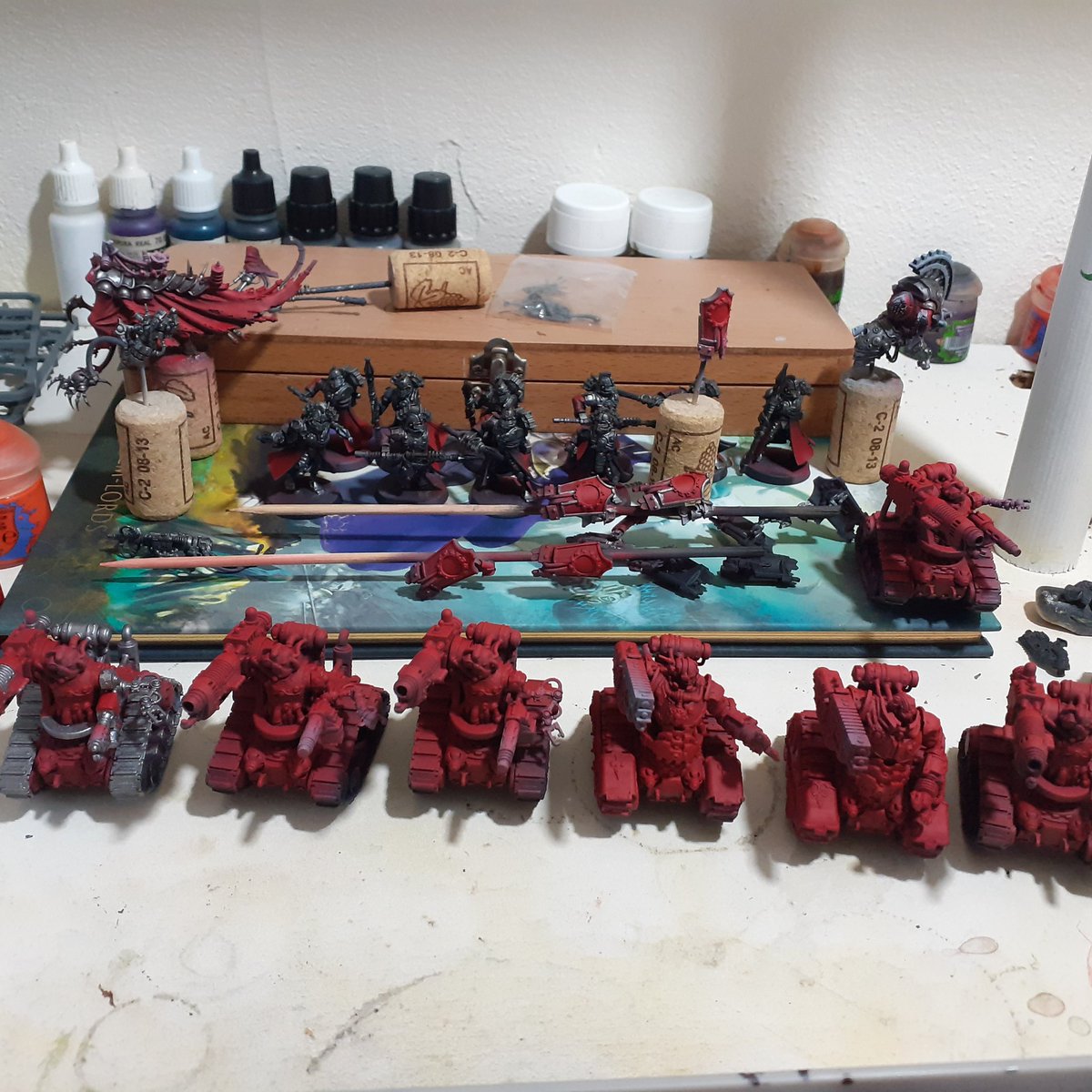 edge_painting's tweet photo. Bunch of robots on my desk this weekend. Beep boop beep. #warhammercommunity #paintingwarhammer #gamesworkshop #adeptusmechanicus #kataphron #new40k https://t.co/pEYq50eEcI