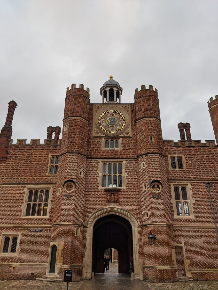 Beautiful Clock Court at Hampton Court Palace on this grey day. @TracyBorman @Lucy_Worsley #HistoricRoyalPalaces @HRP_palaces
