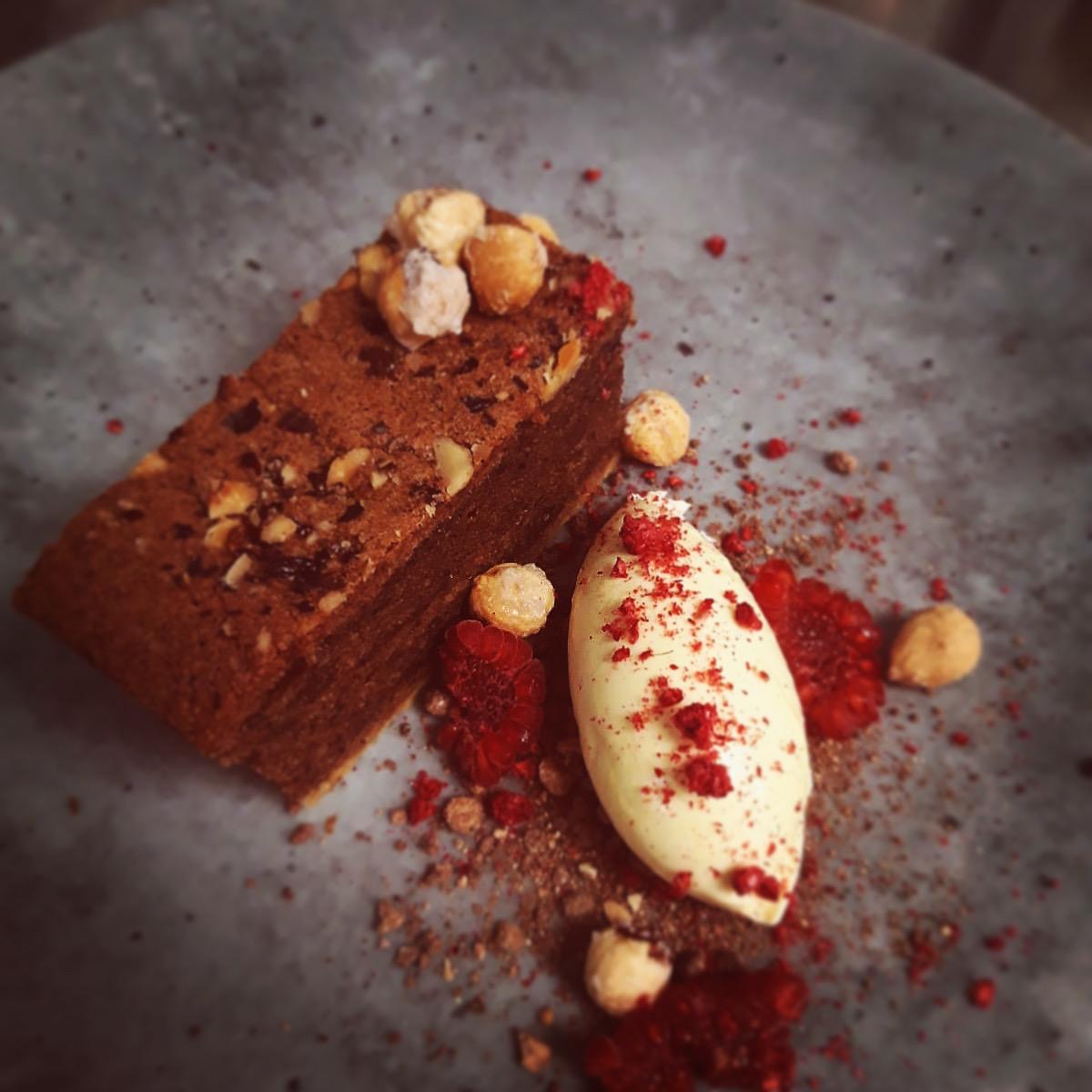 Did somebody say dessert? We've added some mouth watering new dishes to our updated menu, including this chocolate and hazelnut frangipane with clotted cream. The perfect weekend treat 😋