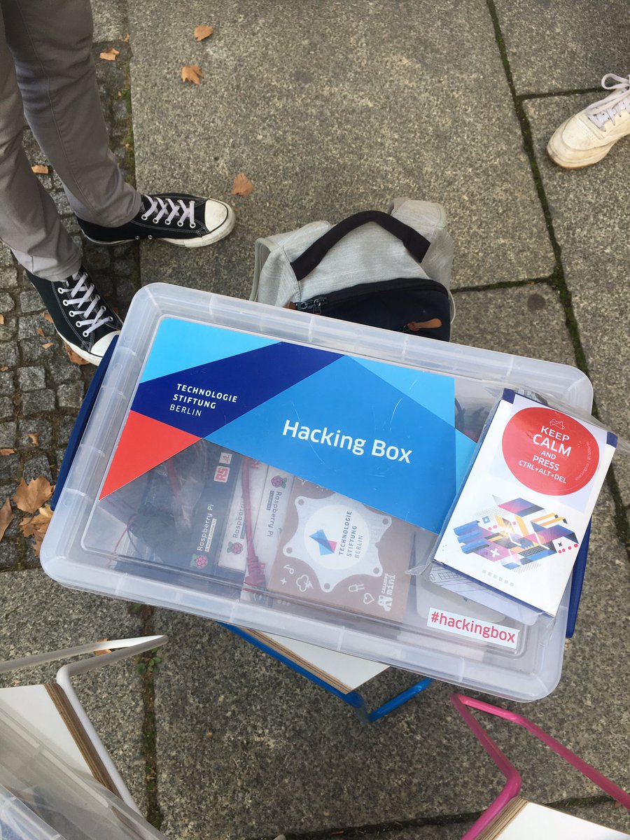 caroclausnitzer's tweet photo. Ausleihe der #HackingBox unter freiem Himmel 😜 Die Studierenden des Seminars #hackinginnovationbias von @CStriebing @reginasipos liehen Hardware für Workshop + Hackathon https://t.co/RTBIwdzv50 #tuberlin #prototyping https://t.co/AyRqbm0oIf