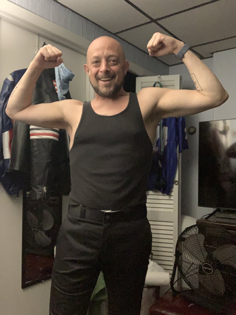 revsully's tweet image. I ain’t bragging.
Yet these are brand-new Dickies chinos, my favorite kind of pants👖.
These are 34” waist.
They fit great!!!
I haven’t been this size since high school 🏫. 
#dieting