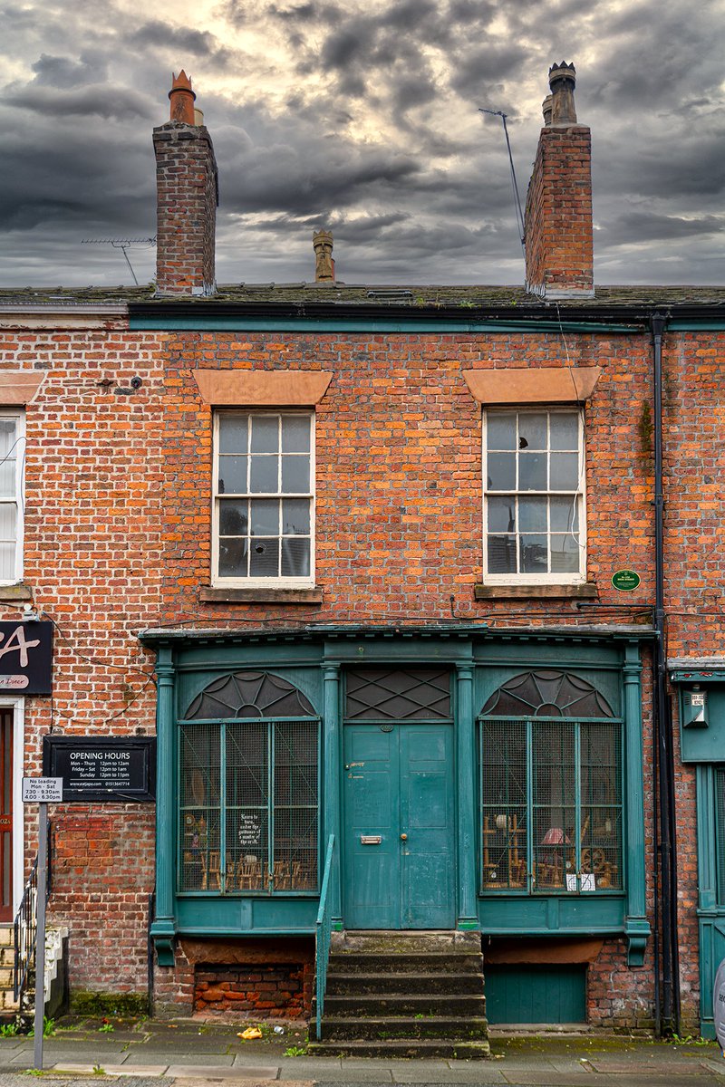 LiverpoolVista's tweet image. The last surviving example of a Georgian bowed shop window in #Liverpool. 102 High Street, Wavertree.