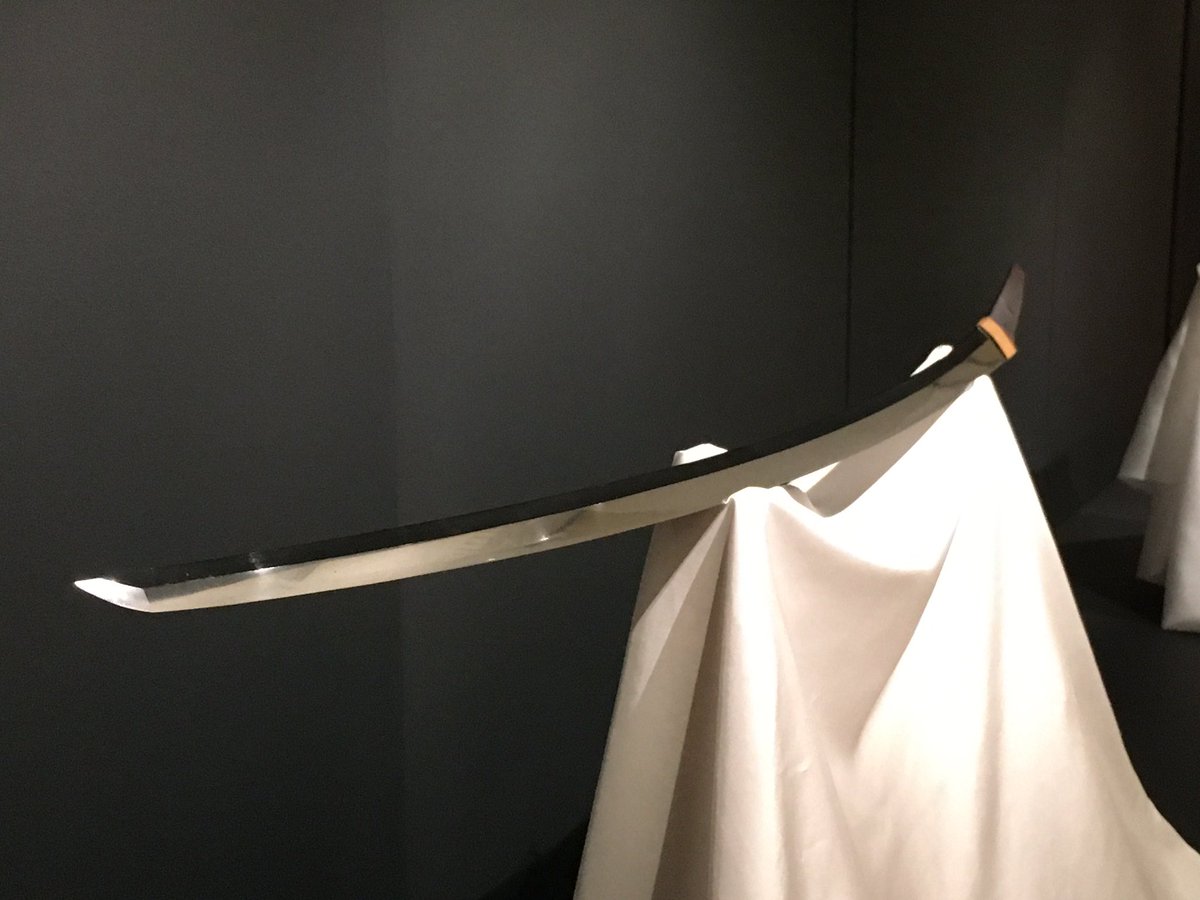 はんす 東京国立博物館の展示で三日月宗近の鋒側が空いてることって初めてかも 本当に本当に素敵な角度でお写真が撮れてしまった