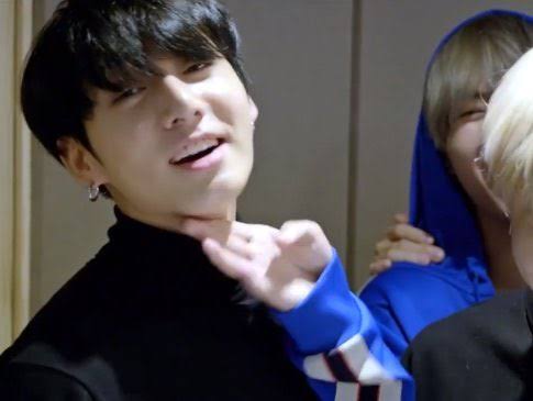 Don't you love it when taehyung touches jungkook's chin? * so cute*