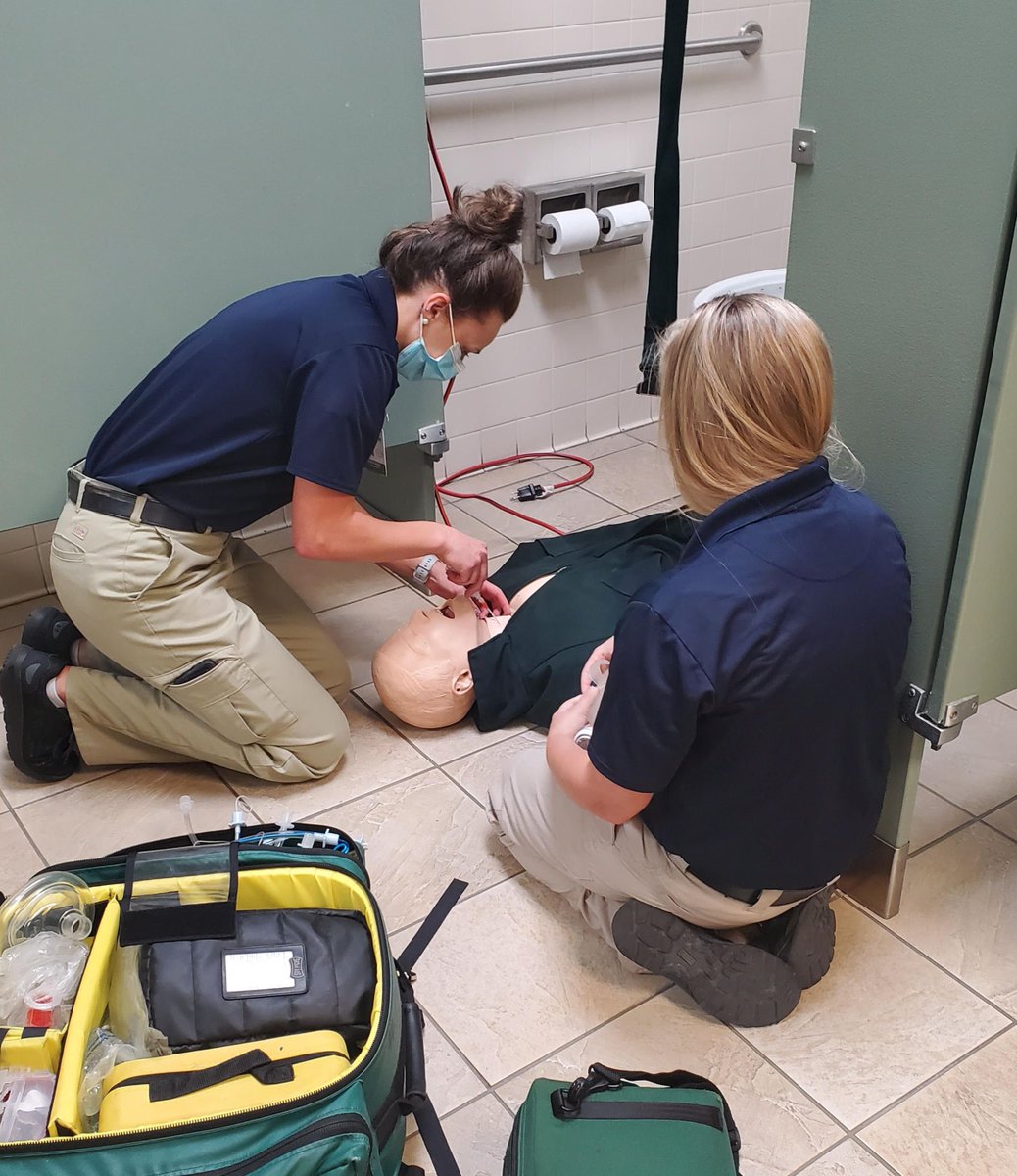 BecomeAMedicNow's tweet image. Lafayette Paramedic students Kaitlin Dugas and Lindsey Weaver demonstrating a needle cricothyrotomy during a live-action simulation.  Good job, and keep up the excellent work!
#NEMSA #livesimulation #becomeamedic #futurelivesaver