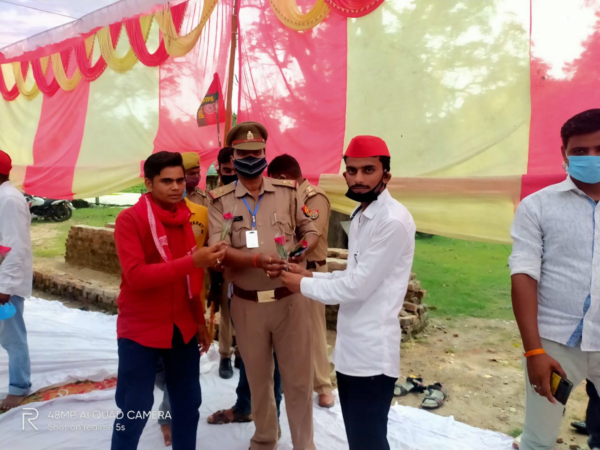 290Bablu's tweet photo. सत्याग्रह के उपरांत समाजवादी के युवा साथियों ने पुलिसकर्मियों को गुलाब देकर कहा कि "आप सत्ता में बैठी सरकार के आदेश पर हमर लाठी ही क्यों ना बरसाए हम समाजवादी लोग गांधी जी ,लोहिया जी और जनेश्वर मिश्र जी जैसे लोगों क�� विचारों से ताल्लुक रखते हैं हम लाठी का जवाब गुलाब से ही देंगे"। https://t.co/4GXjtpGof3