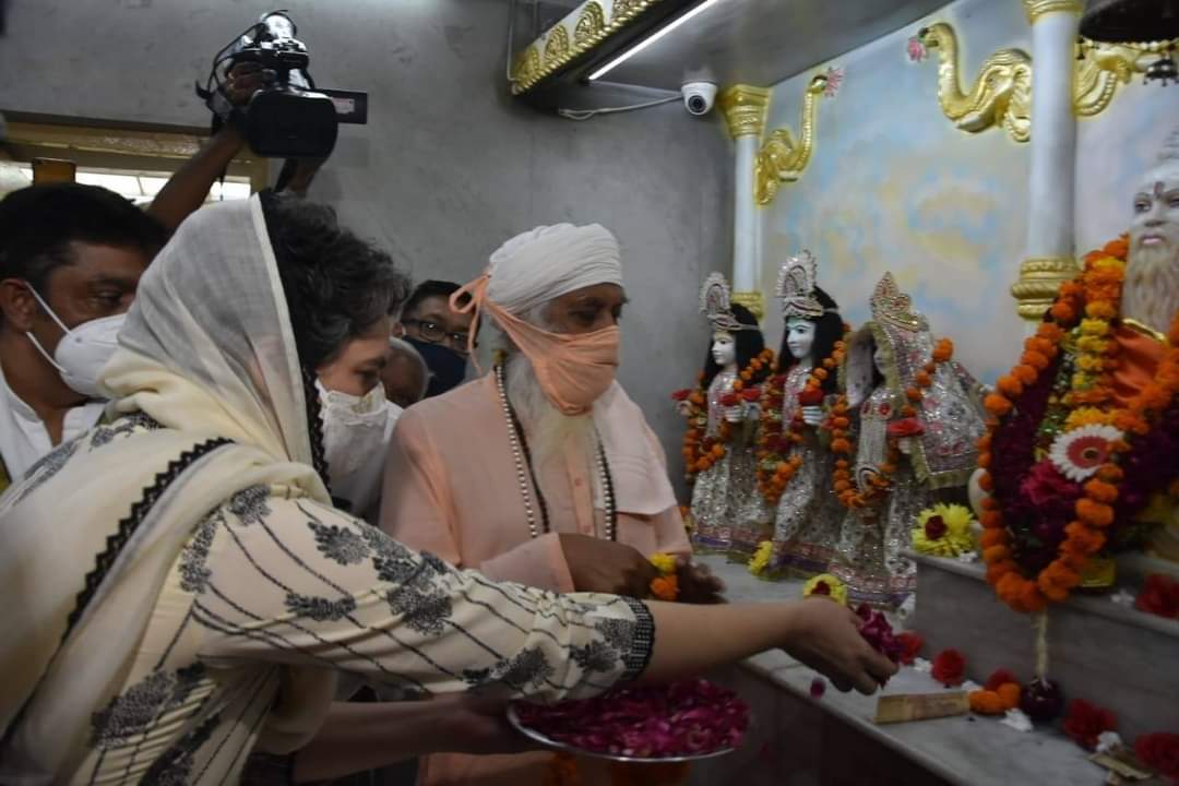 BodkheShilpa's tweet photo. हाथरस की बेटी के लिए वाल्मीकि मंदिर में आयोजित प्रार्थना सभा में पहुंची श्रीमती प्रियंका गांधी। https://t.co/BE81eAExIh