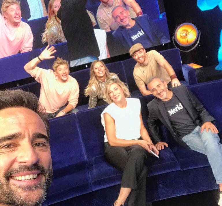 On se retrouve ce soir à 23h10 pour un #VTEP de folie !!!!!
Vous avez le temps de venir me voir à 19h30 au Trévise, et vite rentrer pour voir VTEP sur @TF1 avec @Arthur_Officiel et cette belle équipe 😁😜 https://t.co/bNoDodqoEV