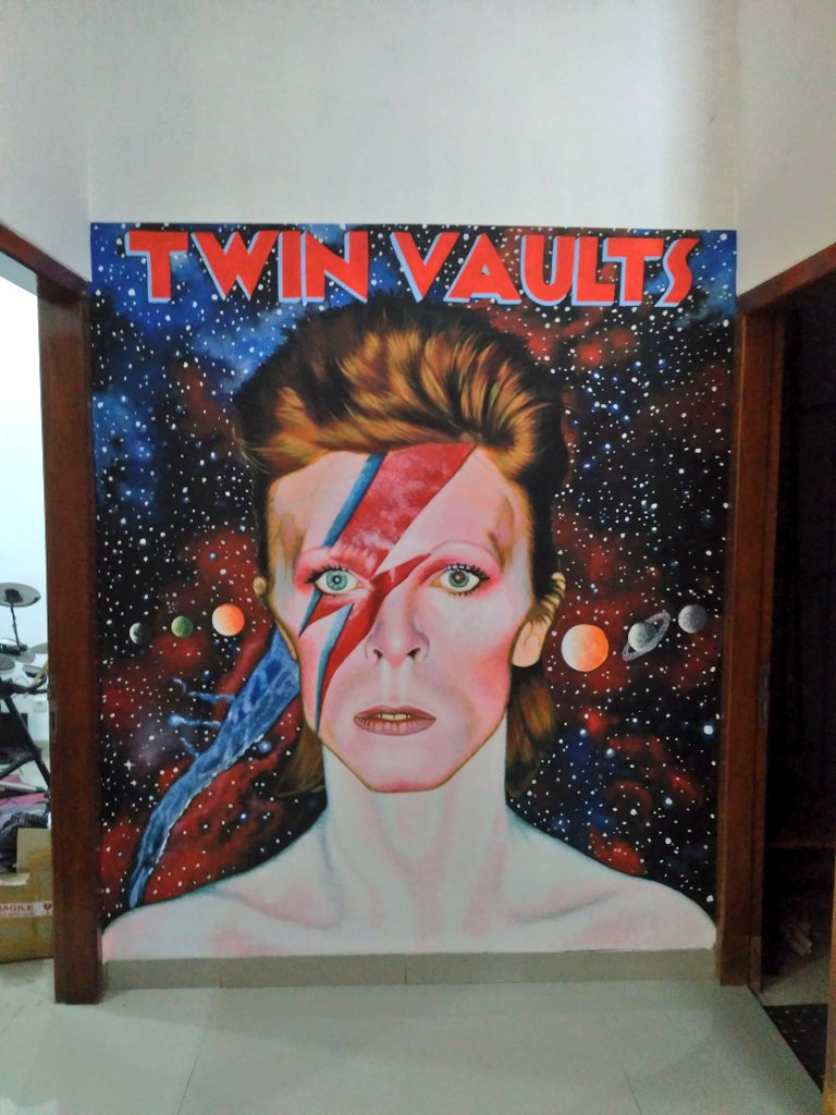 Mampir saja ke sini, kami kenalin sama paman bowie...