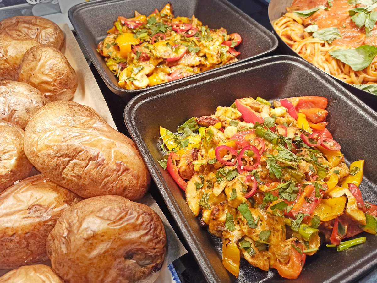 Yesterday at Quayside 😃
Malaysian Beef Rang Dang Curry with Asian vegetables, spicy rice and naan bread🥥🥬🥡
Mushroom Tomato Linguine with fresh homemade Rosemary Focaccia ,,🍄🍅
Sweet chilli Chicken hot sandwich🥪🌭🥪🌭