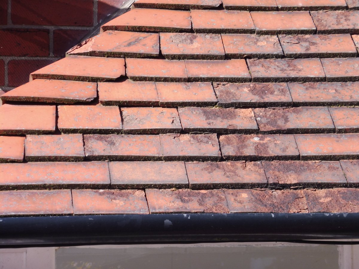 WakefieldsCBS's tweet image. First frost this morning not only means cold fingers and toes for our surveyors, it is also a leading cause of damage to external building fabric.🧊❄️