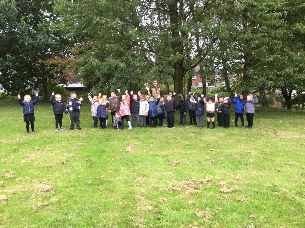 MeynellSchool's tweet photo. The FS2 children enjoyed looking for Autumn treasures including sticks, leaves and feathers. We also heard lots of nature sounds including birds tweeting and airplanes flying. Part 2. #weexplore https://t.co/SsxLzpQbAL