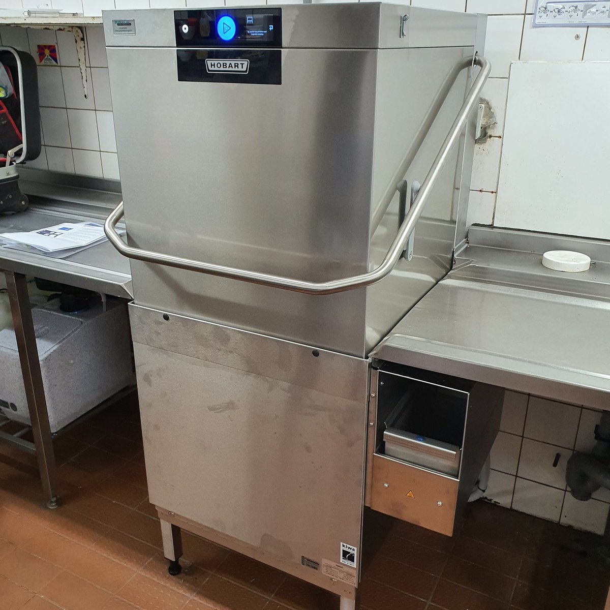 Plaatsen van nieuwe #doorschuifvaatwasser #Hobart #AUP met separate #waterontharder in #DenHaag voor klant geheel ontzorgt complete installatie met aanpassingen van leidingwerk zodat de klant snel met één aanspreekpunt snel de #spoelkeuken weer in gebruik kon nemen.