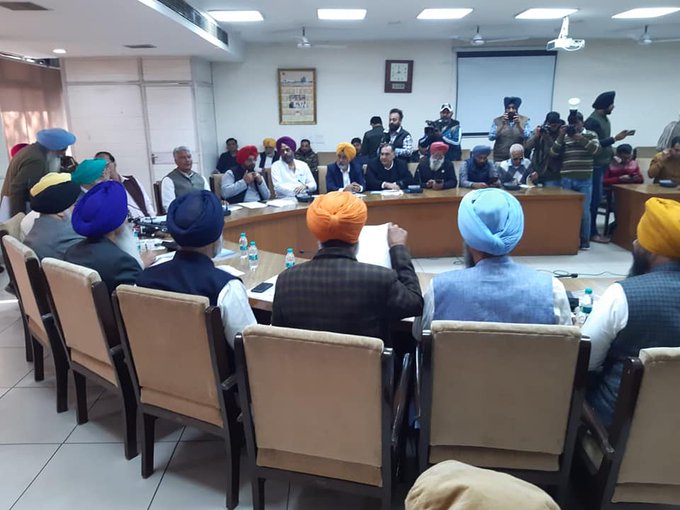 With these developments Punjab & Haryana farmers started rallying, in 2020 an all party meeting called by  #farmers was attended by MLA's & MPs of  #Congress,  #AAP, &  #SAD, where, farmers were assured by political parties, that Congress, AAP, & SAD will not allow MSP to be scrapped