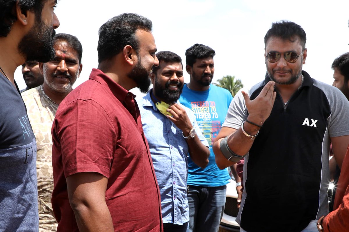 SMaheshDirector's tweet photo. ನಮ್ಮ "ಮದಗಜ" ಚಿತ್ರತಂಡವು  ಮೈಸೂರು ಬಳಿ ಇರುವ ಕೆ ಆರ್ ಎಸ್ ಹಿನ್ನೀರಿನ ಪ್ರದೇಶದಲ್ಲಿ  ಚಿತ್ರೀಕರಣ ನಡೆಸುತ್ತಿರುವಾಗ ... ಸರ್ಪೈಸ್ ಆಗಿ ಭೇಟಿ ಕೊಟ್ಟು ಇಡೀ ಚಿತ್ರತಂಡಕ್ಕೆ ತುಂಬು ಹೃದಯದಿಂದ ಶುಭ ಹಾರೈಸಿದ ನಮ್ಮ ಪ್ರೀತಿಯ  ಚಾಲೆಂಜಿಂಗ್ ಸ್ಟಾರ್ "ದರ್ಶನ್" ಸರ್ ಅವರಿಗೆ ತುಂಬು ಹೃದಯದ ಶತಕೋಟಿ ಧನ್ಯವಾದಗಳು 🙏❤️❤️😍😍❤️❤️ https://t.co/cDjRvjyHOc