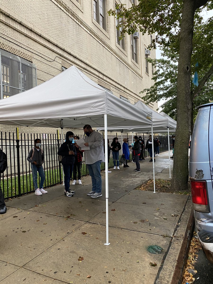 Russ_Lieberman's tweet photo. A little rain can’t keep 21k096 from happily welcoming Cohort B on their 1st day of school! @sethlow96 @ecleducator @D21_Community @ExecSuptBKSouth @BkSouthBevLogan @StuChase_ @BKSOUTHCOUNSEL @BKSouthCrisis @BkSouthCulture @NYCSchoolsOSYD @ofdc_nycschools https://t.co/J607fLlKA9