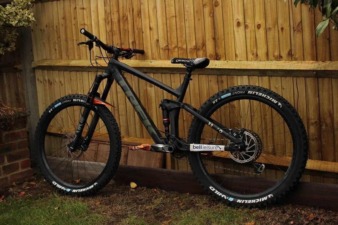 Nice shots from @samnunn_photos - <a href="/trekbikes/">Trek Bicycle</a> rocking the #FaceFender Orange 👌
-
-
#MuckyNutz #MountainBike #MountainBiking #Fenders #Mudguard #Bike #MTB #Cycle #Cycling #Fitness #Sport #Enduro #Downhill #DH #Trails #Dirt #Recycle #Bicycle #BikeRide #RockShox #TrekBikes