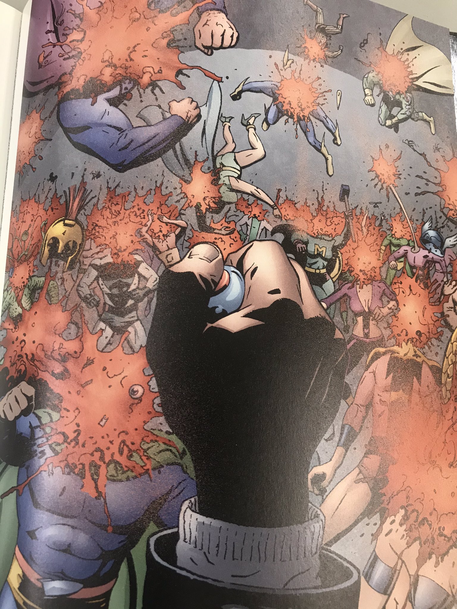 G Novels ザ ボーイズ Theboystv キングスマン 左 07年ザ ボーイズ原作コミックでの大爆発 右 15年キングスマン映画での大爆発 T Co Om40valpzk Twitter