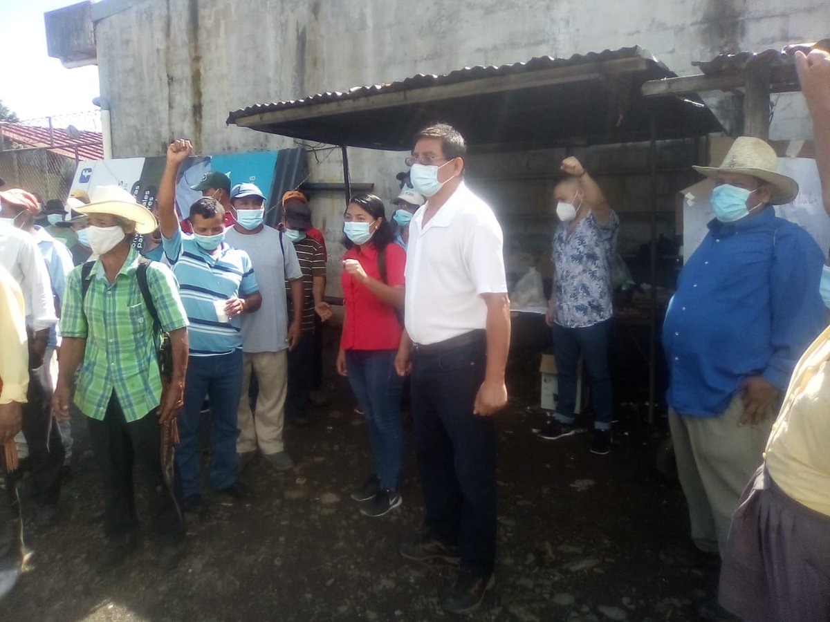 FussSv's tweet photo. Por segundo día consecutivo trabajadores de la #Alcaldia de #SantiagoDeMaria agremiados a #SITRAMSAM @FussSv @CIRACOFICIAL se mantienen en suspencion de labores por falta de pago de salarios de los meses de agosto y septiembre @PDDHElSalvador @FGR_SV @arpassv @DiarioCoLatino https://t.co/9n8nHB3u5S